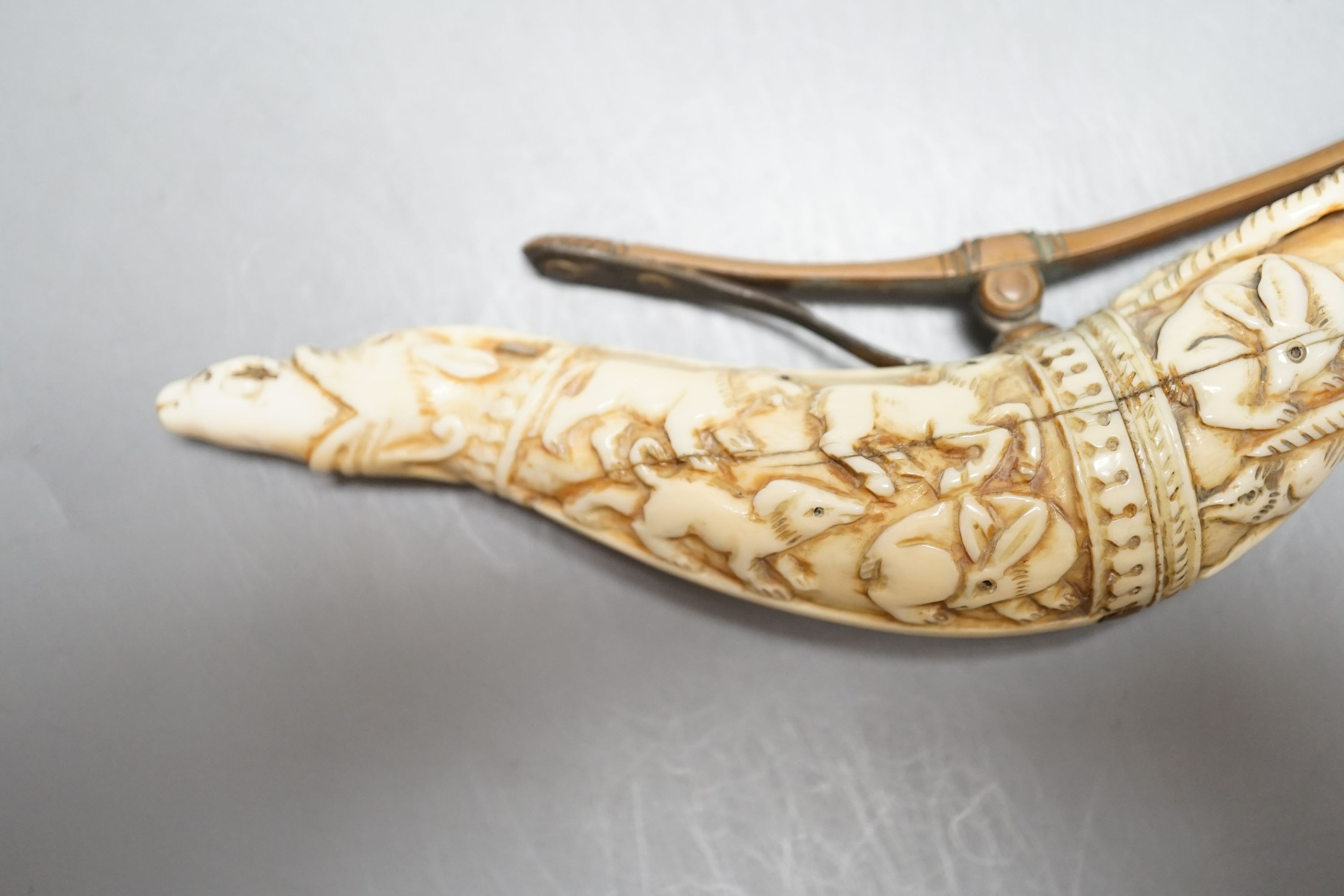 17th/18th century Mughal ivory priming flask - 15cm long